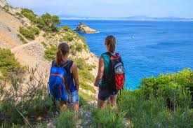 Exploration des Calanques de Cassis lors d’une Sortie en Bateau