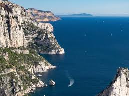 Exploration des Calanques en Bateau : Une Aventure Maritime Inoubliable