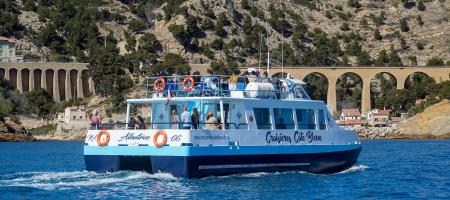 Escapade en Bateau dans les Calanques de Cassis : Une Aventure Captivante