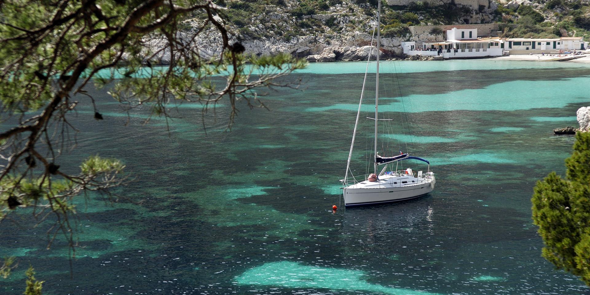 Exploration des Calanques en Bateau au Départ de Cassis