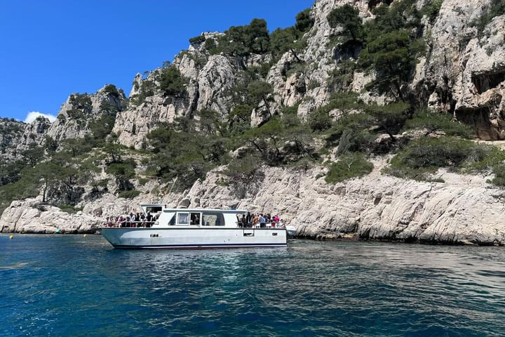 Découvrez les Splendeurs des Calanques de Cassis lors d&rsquo;une Excursion en Bateau