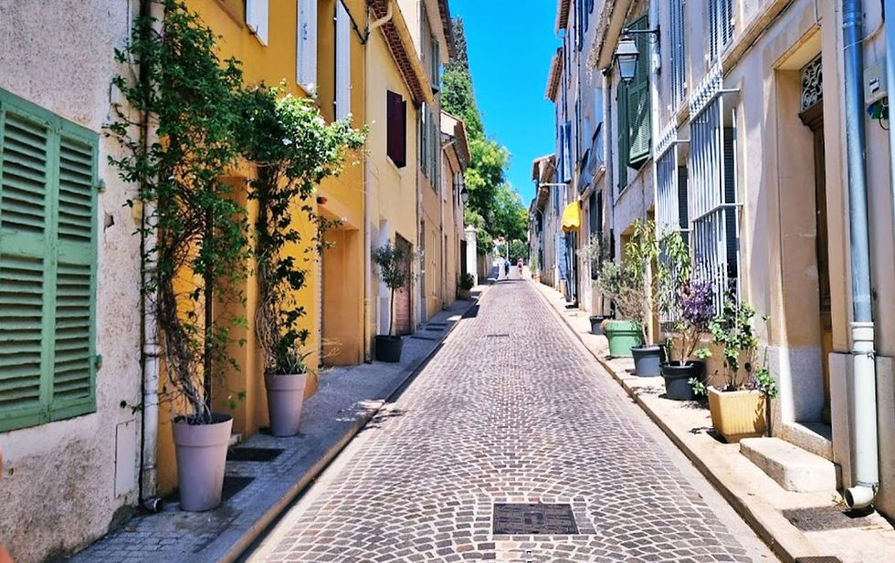 La ville de Cassis en France : entre calanques, port provençal et Méditerranée